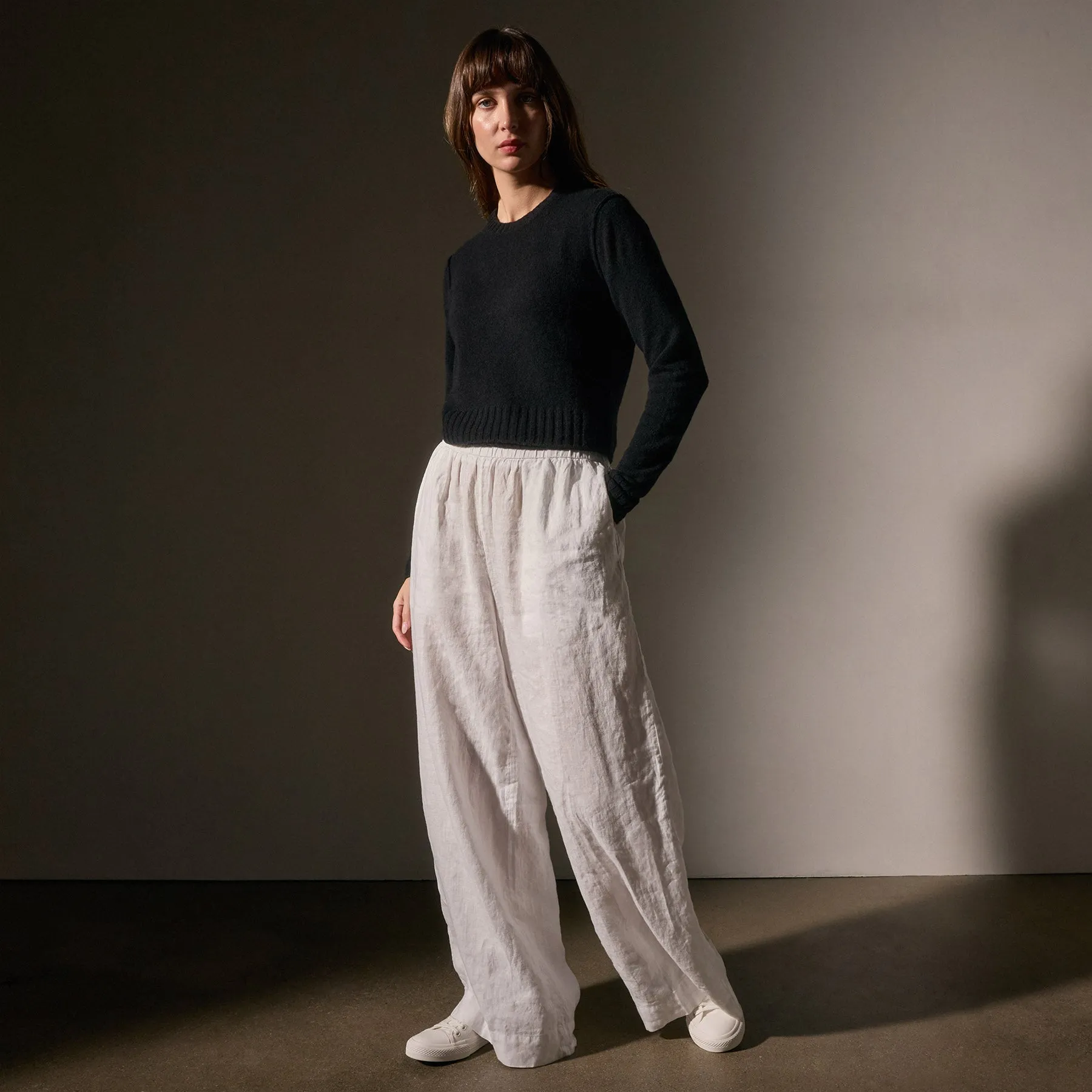 Soft Featherweight Cashmere Cropped Sweater - Black